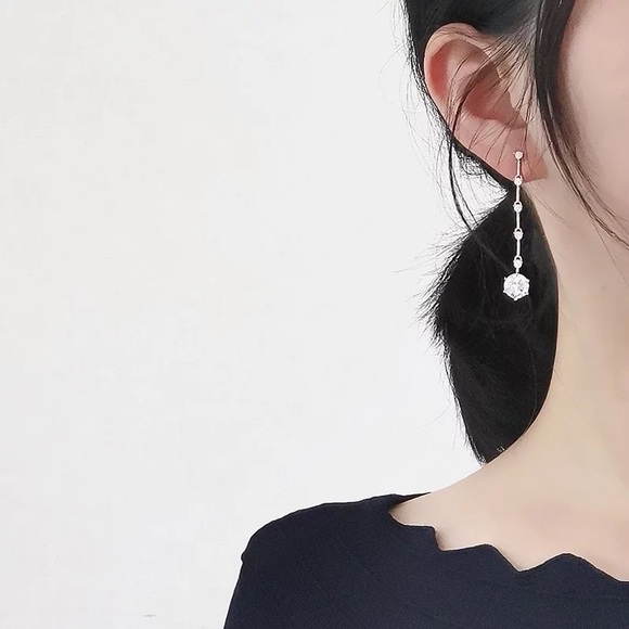 Luxury Shiny Crystal Dropped Earrings (Rosegold finish) - Picture 3 of 5